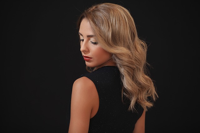 chica de espaldas mostrando su cabello
